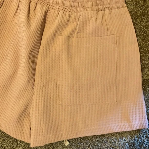 LISTICLE.  TWO PIECE SHORT SET. L/S BLOUSE AND SHORTS. SIZE MEDIUM. SALMON COLOR - Picture 9 of 11